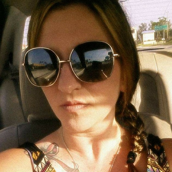 Meet your Posher, Lyndsey - Picture 2 of 3